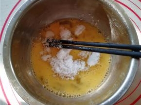 鸡蛋打入盆中，加入30克白糖，搅打均匀至蛋液发泡。
