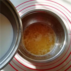 将牛奶倒入蛋液中。