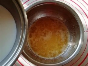 将牛奶倒入蛋液中。