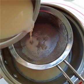 搅打均匀后将蛋奶液过筛。。