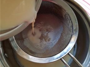 搅打均匀后将蛋奶液过筛。。