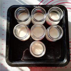 倒入容器中，只需倒入容器的一半量即可，然后放入烤盘中。往烤盘中加凉水，水要没过蛋液的一半。