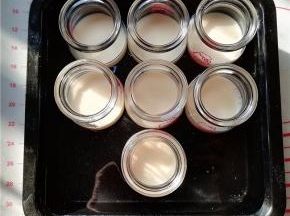 倒入容器中，只需倒入容器的一半量即可，然后放入烤盘中。往烤盘中加凉水，水要没过蛋液的一半。