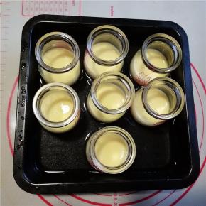 放入160度预热的烤箱蒸烤45分钟。将烤好的布丁拿出，冷却凝固。
