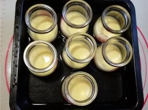 放入160度预热的烤箱蒸烤45分钟。将烤好的布丁拿出，冷却凝固。