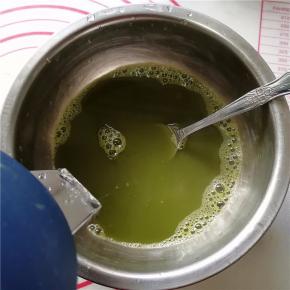 抹茶粉中加入5克白糖，再加入150克的开水溶解抹茶粉和白糖。