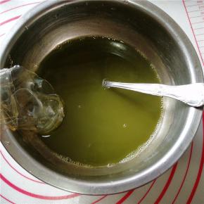 然后将泡软的吉利丁片放入溶液中搅拌至溶化