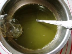 然后将泡软的吉利丁片放入溶液中搅拌至溶化