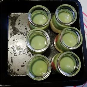 将抹茶溶液倒在布丁上，冰箱冷藏至凝固即可。