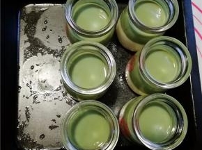 将抹茶溶液倒在布丁上，冰箱冷藏至凝固即可。