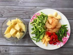 将蒜苔、青椒、泡椒切段；酸萝卜、泡姜切片；姜拍扁；土豆去皮切块。