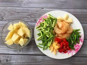 将蒜苔、青椒、泡椒切段；酸萝卜、泡姜切片；姜拍扁；土豆去皮切块。