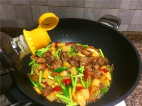 倒入适量生抽翻炒10秒即可关火。