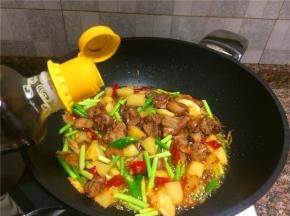 倒入适量生抽翻炒10秒即可关火。