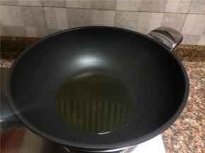 热锅倒油烧至八成热。