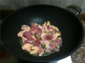 放入鸭肉煸干水份，且煸至肉表面微微发黄。