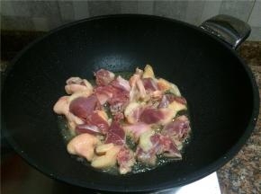 放入鸭肉煸干水份，且煸至肉表面微微发黄。