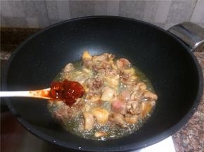 放入豆瓣酱翻炒10秒。