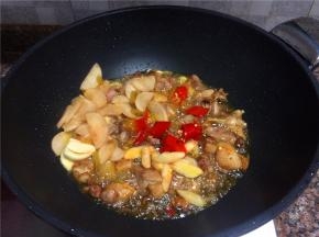 放入泡椒、泡姜和大蒜翻炒10秒。