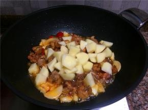 放入土豆翻炒10秒。