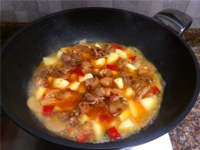 倒入适量清水（没过菜即可）煮开，然后火关小一点煮至汤汁浓稠。