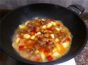 倒入适量清水（没过菜即可）煮开，然后火关小一点煮至汤汁浓稠。