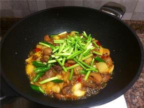 放入青椒和蒜苔翻炒20秒。