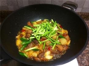 放入青椒和蒜苔翻炒20秒。