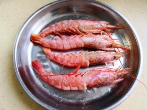 1.	这个虾是冷冻的，所以首先把它们解冻，清洗干净，