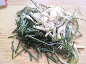 3.	野山蒜摘掉不好的部分，再清洗干净，切成小段，