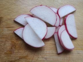 4.	水萝卜清洗干净，先竖着切开，再切成薄片，