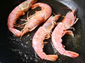 6.	煎一会儿再翻面继续煎，