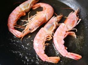 6.	煎一会儿再翻面继续煎，
