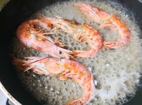 7.	煎到两面都变色了，倒入半碗水，