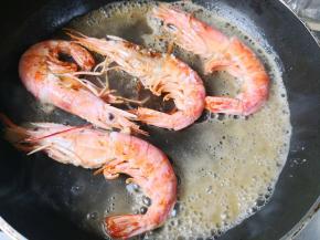 8.	接着再放入糖，慢慢靠大虾，