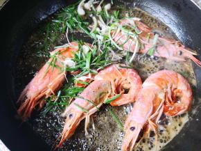 9.	等到糖变深色，放入野山蒜，过一会儿就可以关火啦，