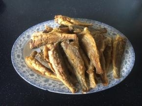将所有的小黄花鱼煎好了，沥一下油。