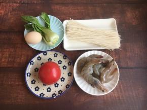 准备好所用食材。
空心面也成为挂面。