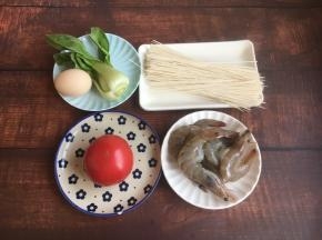 准备好所用食材。
空心面也成为挂面。