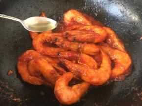 出锅前淋入1小勺的明油。