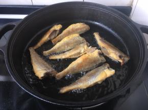 把小黄花鱼的两面都煎至金黄色。