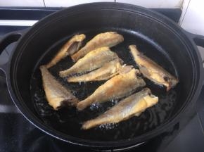 把小黄花鱼的两面都煎至金黄色。