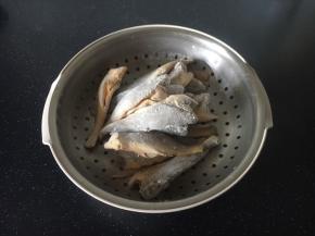将小黄花鱼的两面蘸上面粉。