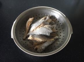 将小黄花鱼的两面蘸上面粉。