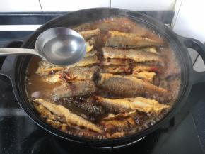 放入与食材齐平的水，大火煮开，大火炖5分钟左右。