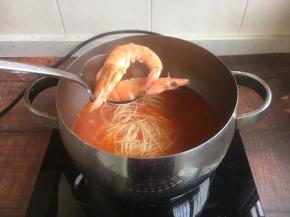 放入煮熟的虾。