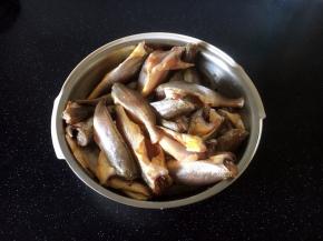 小黄花鱼，刮鳞，去除头部和内脏，清洗干净，沥干水分，备用。