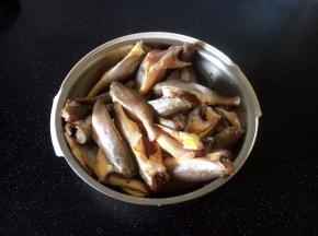 小黄花鱼，刮鳞，去除头部和内脏，清洗干净，沥干水分，备用。