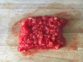 将番茄切成碎粒。