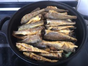 放入煎好的小黄花鱼。